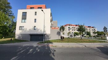 Vjezd do garáže - Pronájem bytu 2+kk v osobním vlastnictví 57 m², Olomouc
