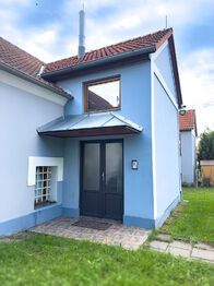 Vchod do domu - Pronájem bytu 3+kk v osobním vlastnictví 62 m², Jesenice