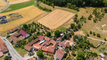 pohled z dronu foto 3 - Prodej domu 124 m², Lomnice
