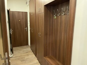 chodba se skříněmi - Pronájem bytu 2+1 v osobním vlastnictví 50 m², Kolín