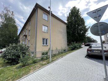pohled na dům z ulice - Pronájem bytu 2+1 v osobním vlastnictví 50 m², Kolín 