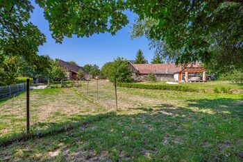 Prodej pozemku 1600 m², Benetice