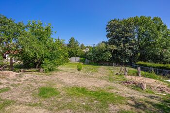 Prodej pozemku 1600 m², Benetice