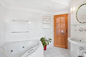 2NP - koupelna - Prodej domu 234 m², Lomnice nad Popelkou