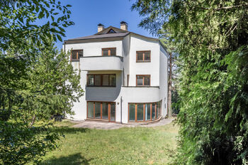 Pohled na dům z jižní zahrady - Prodej domu 358 m², Praha 4 - Braník 