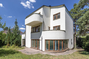 Pohled na dům z jižní zahrady - Prodej domu 358 m², Praha 4 - Braník