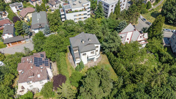 Jižní pohled na dům a zahradu - Prodej domu 358 m², Praha 4 - Braník
