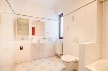 Jedna z koupelen v domě - Prodej domu 358 m², Praha 4 - Braník