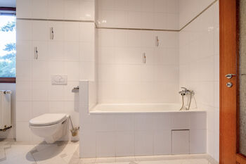 Jedna z koupelen v domě - Prodej domu 358 m², Praha 4 - Braník