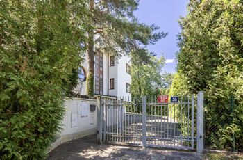 Vjezdová brána na parkoviště před domem - Prodej domu 358 m², Praha 4 - Braník