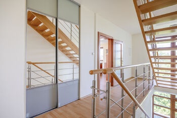 Schodiště ve společné chodbě - Prodej domu 358 m², Praha 4 - Braník
