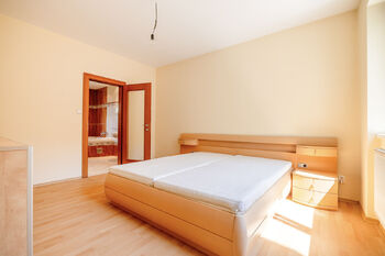 Jedna z ložnic - Prodej domu 358 m², Praha 4 - Braník