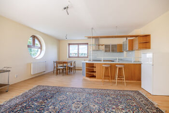 Jídelna s kuchyní v jednom z bytů - Prodej domu 358 m², Praha 4 - Braník
