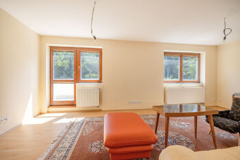 Obývací pokoj v jednom z bytů - Prodej domu 358 m², Praha 4 - Braník