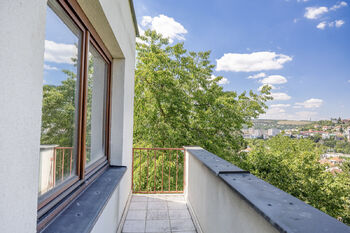 Výhled z balkónu na severní straně domu - Prodej domu 358 m², Praha 4 - Braník