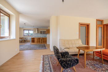 Obývací pokoj s krbem, jídelnou a kuchyní - Prodej domu 358 m², Praha 4 - Braník