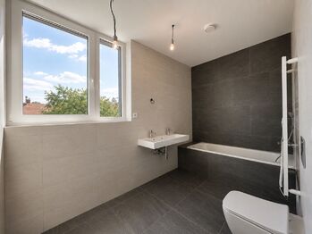 hlavní koupelna s vanou - Prodej domu 114 m², Kutná Hora