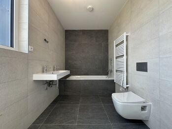 hlavní koupelna s vanou - Prodej domu 114 m², Kutná Hora