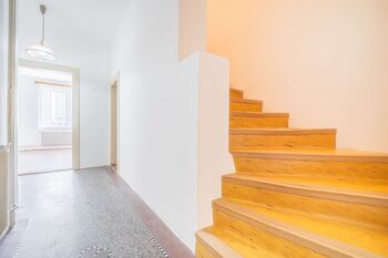 schodiště do podkroví - Prodej domu 155 m², Kladno