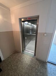 Prodej bytu 1+kk v osobním vlastnictví 30 m², Praha 4 - Chodov
