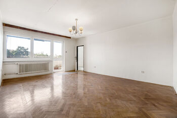 Obývací pokoj  - Prodej bytu 3+1 v osobním vlastnictví 87 m², Praha 10 - Strašnice