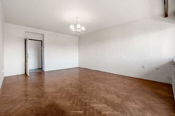 Obývací pokoj - Prodej bytu 3+1 v osobním vlastnictví 87 m², Praha 10 - Strašnice