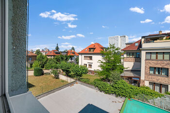 Výhled z ložnice - VÝCHOD - Prodej bytu 3+1 v osobním vlastnictví 87 m², Praha 10 - Strašnice