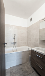 Koupelna - Pronájem bytu 3+kk v osobním vlastnictví 61 m², Praha 4 - Nusle