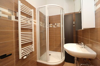Koupelna - Pronájem bytu 2+kk v osobním vlastnictví 40 m², Praha 2 - Nusle