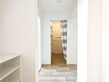 Chodba - šatna - Pronájem bytu 2+kk v družstevním vlastnictví 44 m², Ostrava