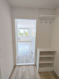 Vstup z chodby - Pronájem bytu 2+kk v družstevním vlastnictví 44 m², Ostrava