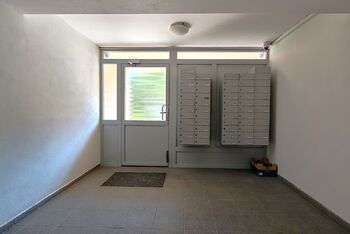 Bezbariérový vstup do domu/k výtahu - Pronájem bytu 2+kk v družstevním vlastnictví 44 m², Ostrava
