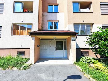 Bezbariérový vstup do domu - Pronájem bytu 2+kk v družstevním vlastnictví 44 m², Ostrava