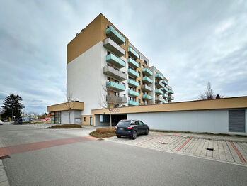vjezd do garáží - Prodej bytu 3+kk v osobním vlastnictví 67 m², České Budějovice