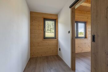 walk-in šatna v ložnici - Prodej domu 153 m², Vacov