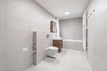 Koupelna - Pronájem bytu 2+kk v osobním vlastnictví 59 m², Praha 9 - Vysočany