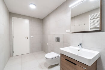 Koupelna - Pronájem bytu 2+kk v osobním vlastnictví 59 m², Praha 9 - Vysočany