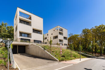 Vjezd do garáží - Pronájem bytu 2+kk v osobním vlastnictví 59 m², Praha 9 - Vysočany