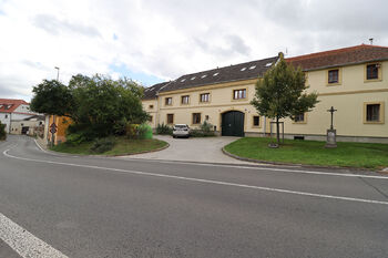 Pohled na dům z ulice - Pronájem bytu 2+kk v osobním vlastnictví 55 m², Praha 5 - Zličín