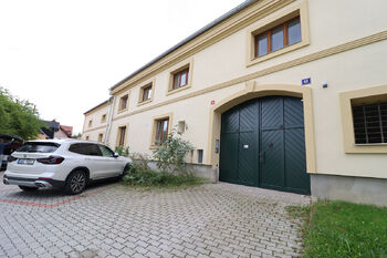 Vhezd do vnitrobloku domu - Pronájem bytu 2+kk v osobním vlastnictví 55 m², Praha 5 - Zličín