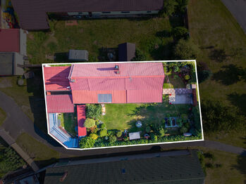 Letecký pohled na dům a pozemek - Prodej domu 105 m², Sokoleč