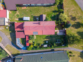 Letecký pohled na dům a pozemek - Prodej domu 105 m², Sokoleč
