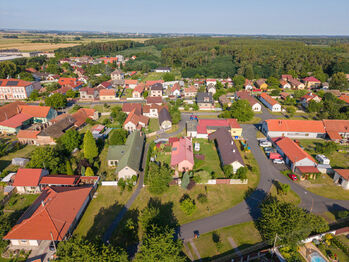 Letecký pohled na dům a okolí - Prodej domu 105 m², Sokoleč
