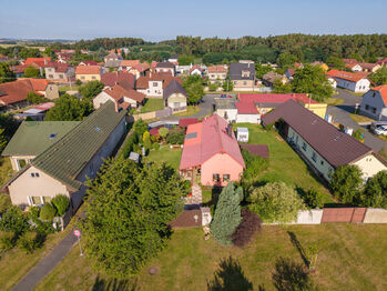 Letecký pohled na dům a pozemek - Prodej domu 105 m², Sokoleč