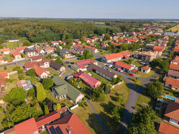 Letecký pohled na dům a okolí - Prodej domu 105 m², Sokoleč