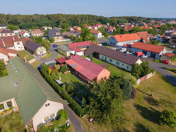 Letecký pohled na dům a okolí - Prodej domu 105 m², Sokoleč