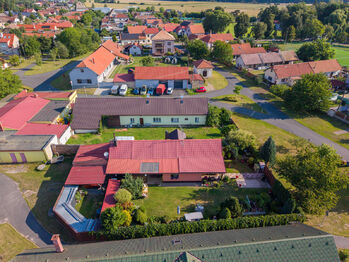 Letecký pohled na dům a okolí - Prodej domu 105 m², Sokoleč