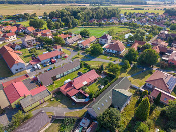 Letecký pohled na dům a okolí - Prodej domu 105 m², Sokoleč