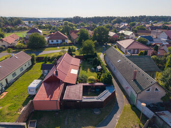 Letecký pohled na dům a pozemek - Prodej domu 105 m², Sokoleč