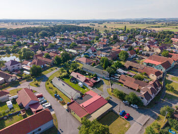 Letecký pohled na dům a okolí - Prodej domu 105 m², Sokoleč